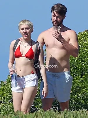 Miley Cyrus y su novio en Hawaii. (Foto: Grosby Group)