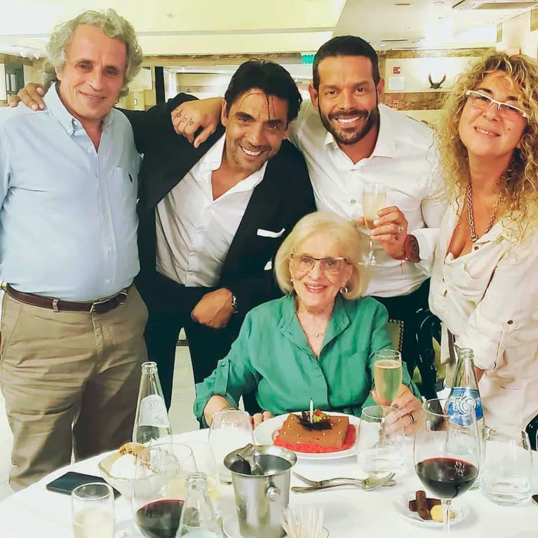Mariano Caprarola, su mamá y amigos (Foto: Instagram caprarolamariano)