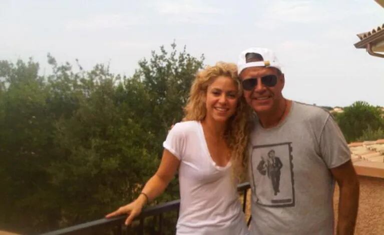 Shakira junto a su suegro en Francia. (Foto: Twitter)