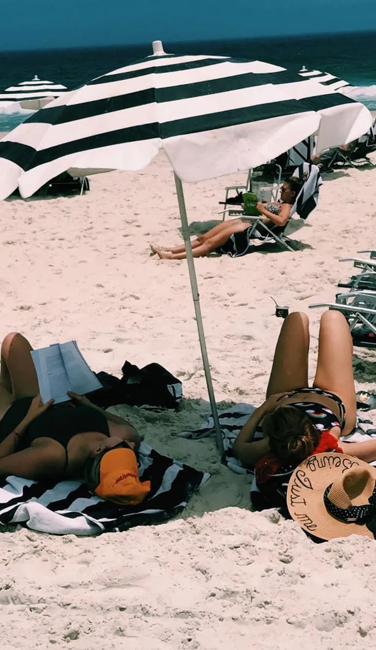 El álbum de fotos de las placenteras vacaciones de Violeta Urtizberea y Julieta Nair Calvo en Río de Janeiro: playa, lomazos y diversión 