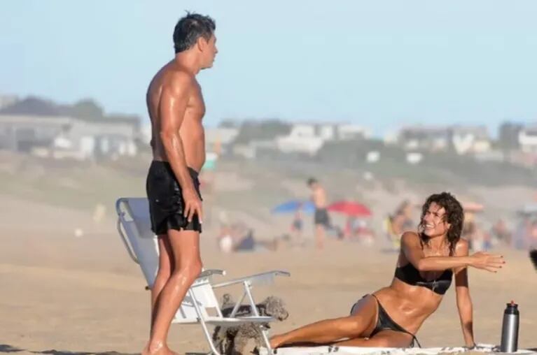 Florencia Raggi y Nicolás Repetto, espléndidos en la playa: trajes de baño "total black" y muchas risas