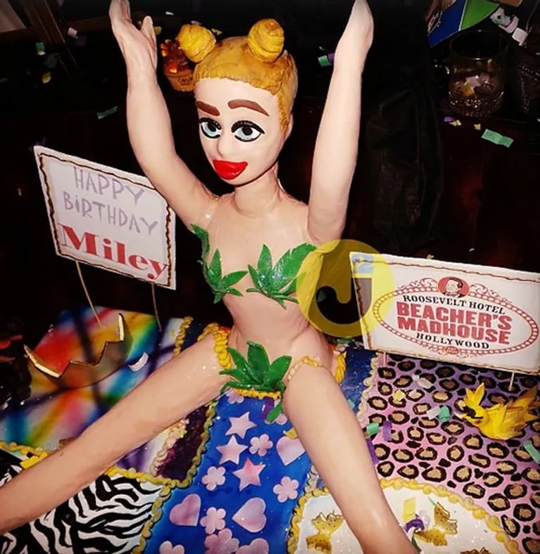 Miley Cyrus: el “loco” cumpleaños con alcohol, bailarinas semidesnudas y amigos  (Foto: Instagram)