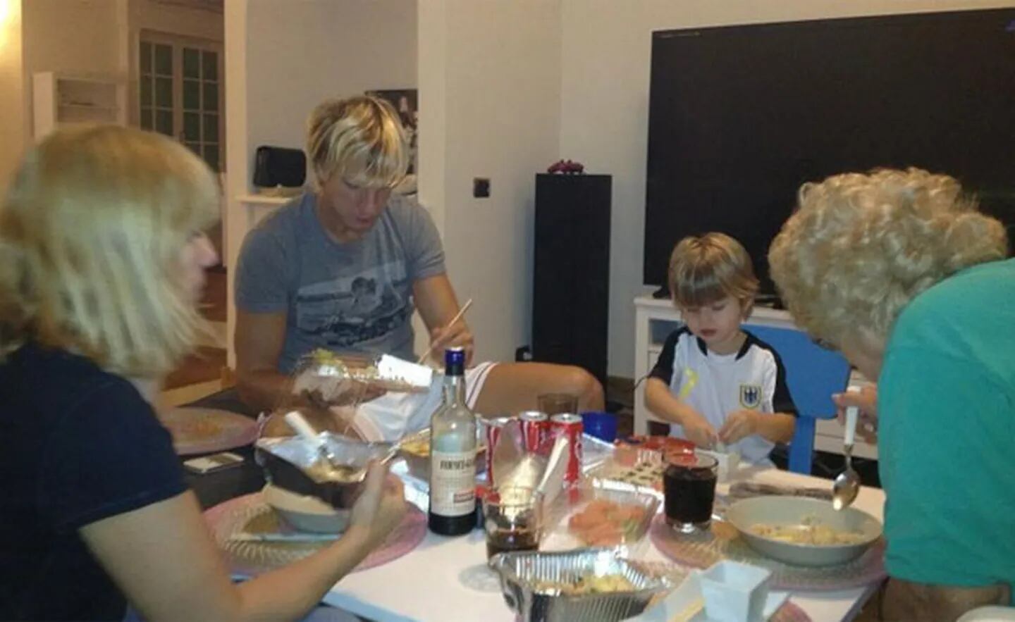 La familia de Wanda disfrutando de una rica comida (Foto: @wanditanara). 