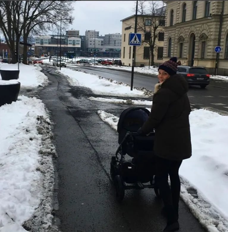 La nueva vida de la Sueca Larsson y su bebé recién nacido en la nevada Estocolmo
