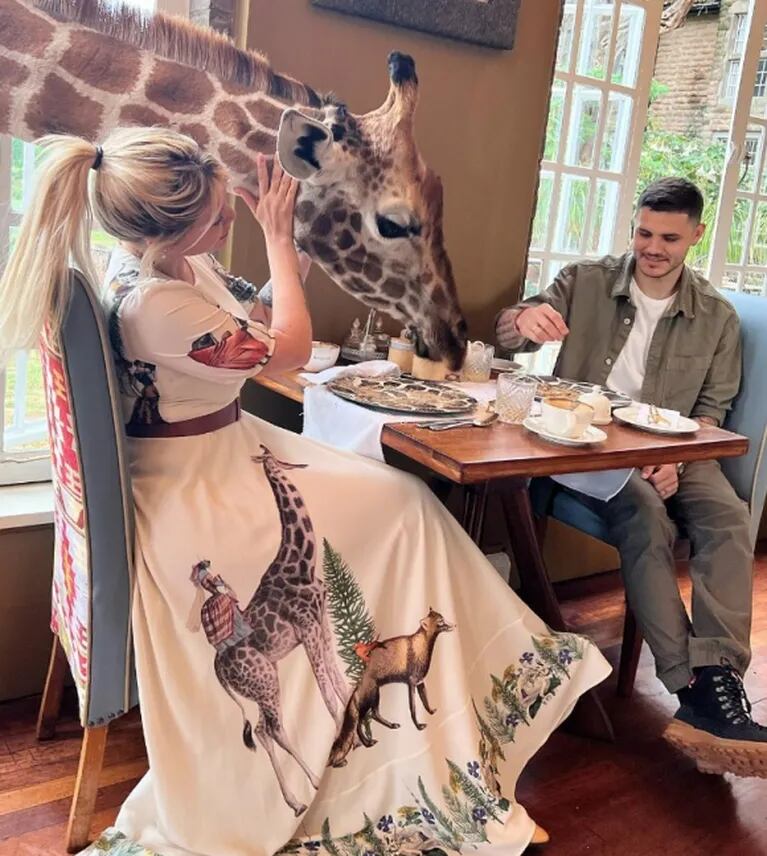 Wanda Nara y Mauro Icardi estaban desayunando cuando fueron sorprendidos por una jirafa: "La vida es un viaje"