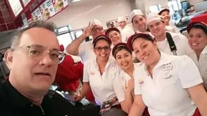 ¡Un genio total! El almuerzo navideño de Tom Hanks… en un local de comidas rápidas