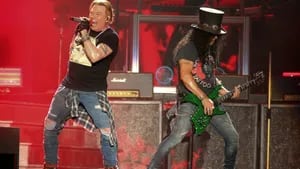 Axl y Slash, en pleno show de Guns N' Roses en el festival Austin City Limits de 2019 (Foto: Jack Plunkett/Invision/AP).