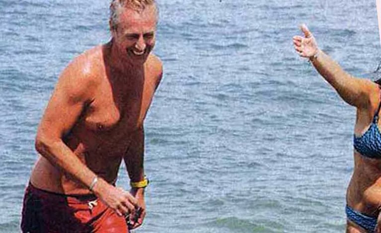 Marley se ríe del agua viva que lo picó en las playas de Punta del Este. (Foto: revista Gente)