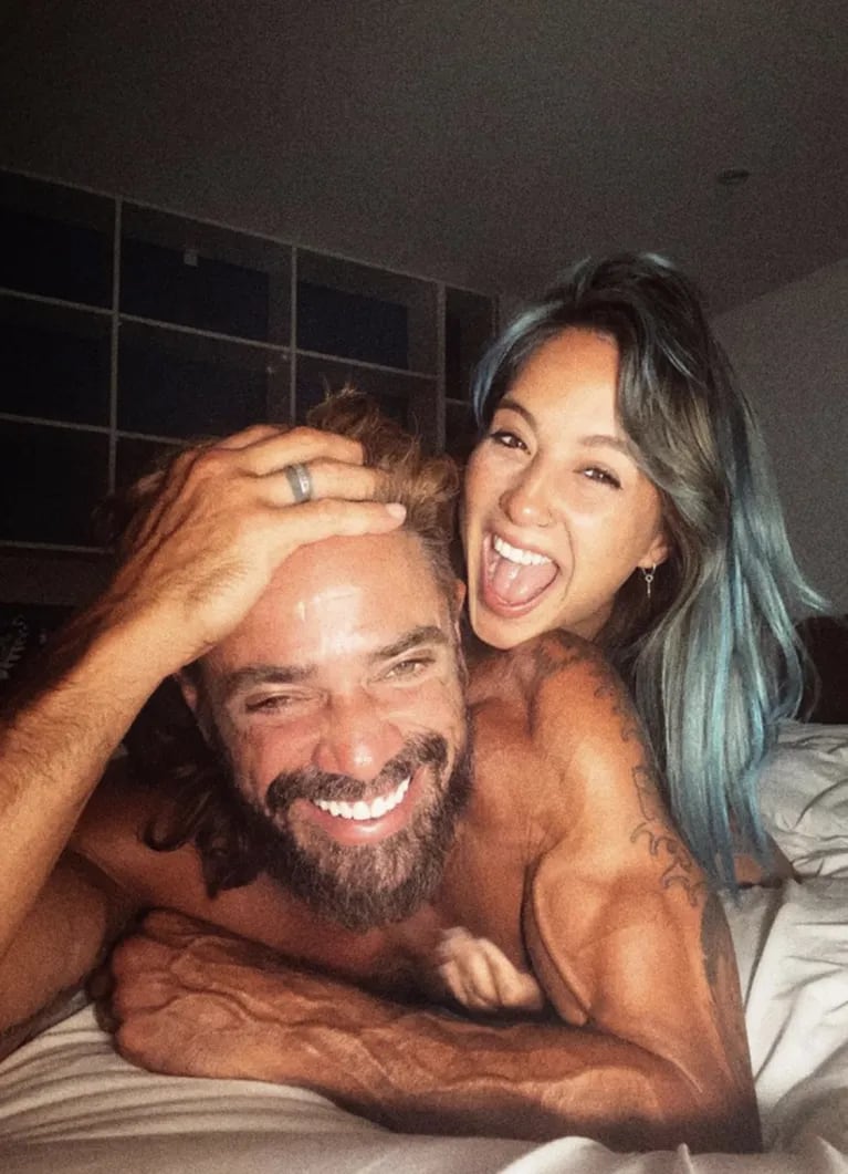 Flor Vigna posteó una foto en la cama con Luciano Castro y Sabrina Rojas reaccionó: la ex del actor le puso like