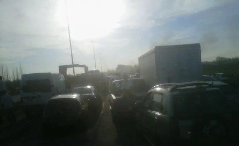 El embotellamiento en la autopista Buenos Aires-La Plata (Foto: Twitter).
