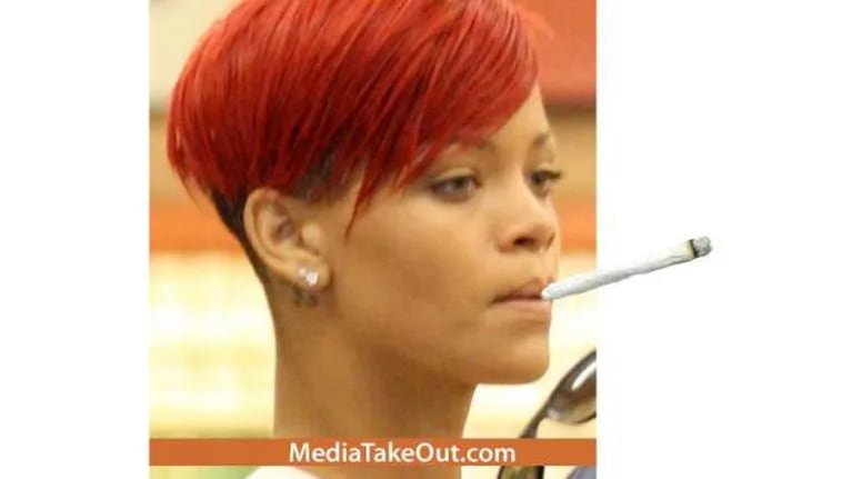 Descubren a Rihanna fumando marihuana