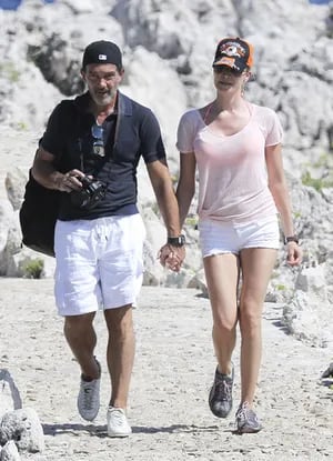 Antonio Banderas, enamorado de su joven novia Nicole Kimpel en la Costa Azul francesa. (Foto: Grosby Group)