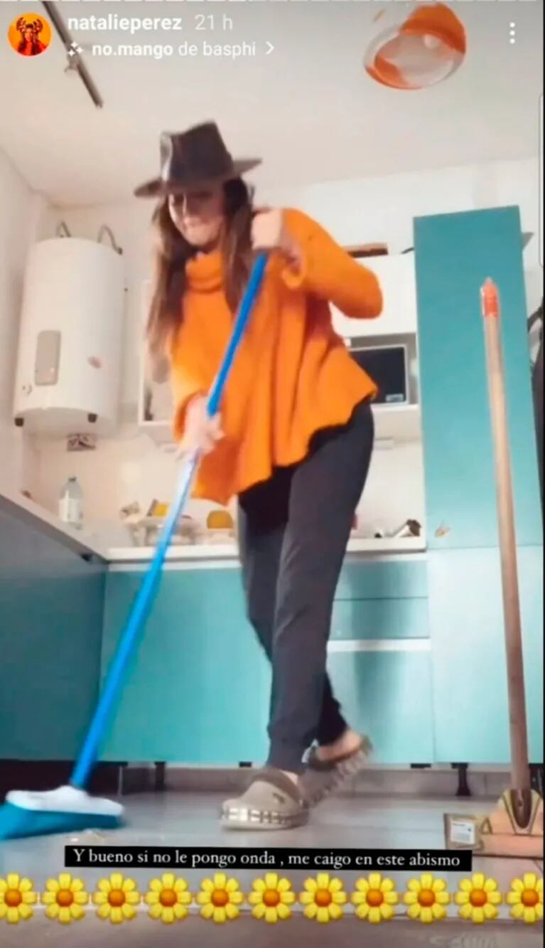 El divertido video de Natalie Pérez haciendo gimnasia mientras limpia la casa: "Flasheo Cenicienta fitness"