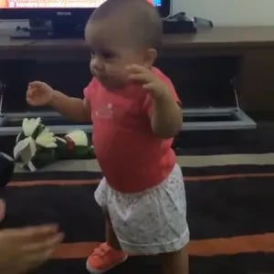 ¡El video más tierno! Cinthia Fernández compartió el primer pasito de su hija Bella