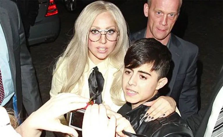 Sin pantalones ni falda, Lady Gaga no descuida a sus fans. (Foto: Web)