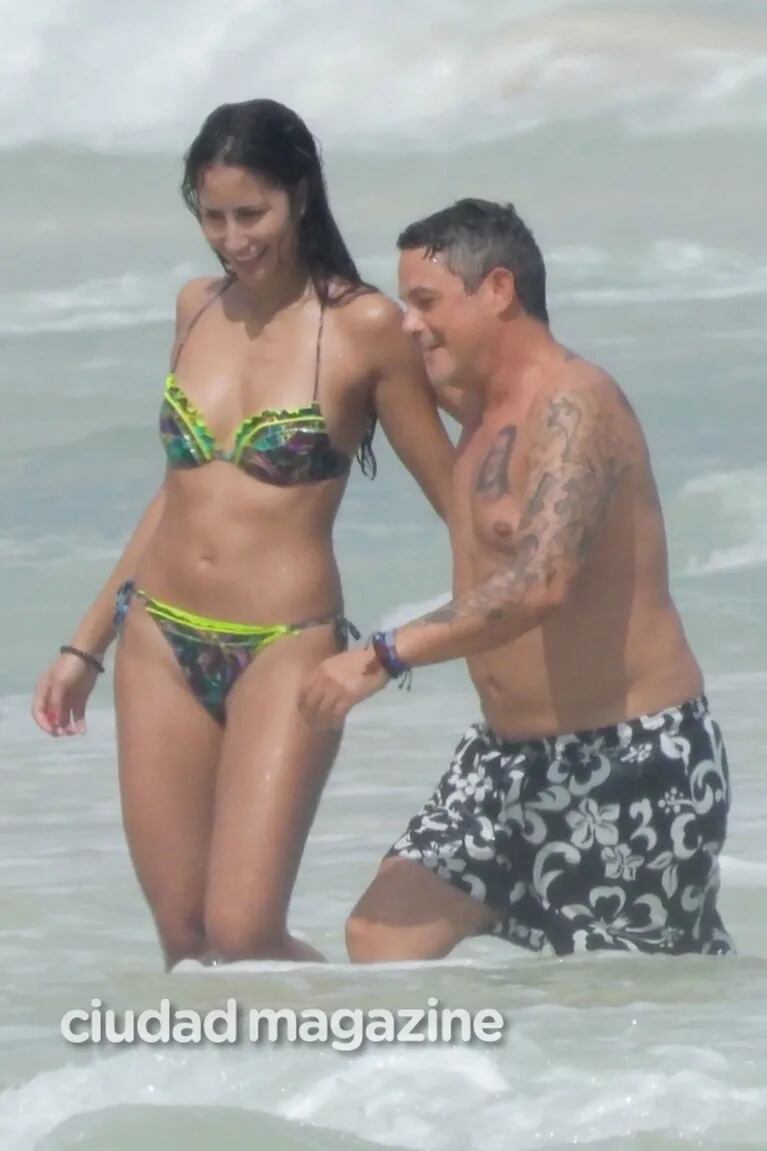 Alejandro Sanz, apasionado con su nueva novia en México: las fotos a puro mimos en la playa