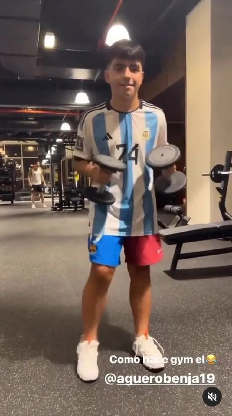 El hijo del Kun Agüero y Gianinna Maradona entrena en Qatar con la remera de Enzo Fernández: el video