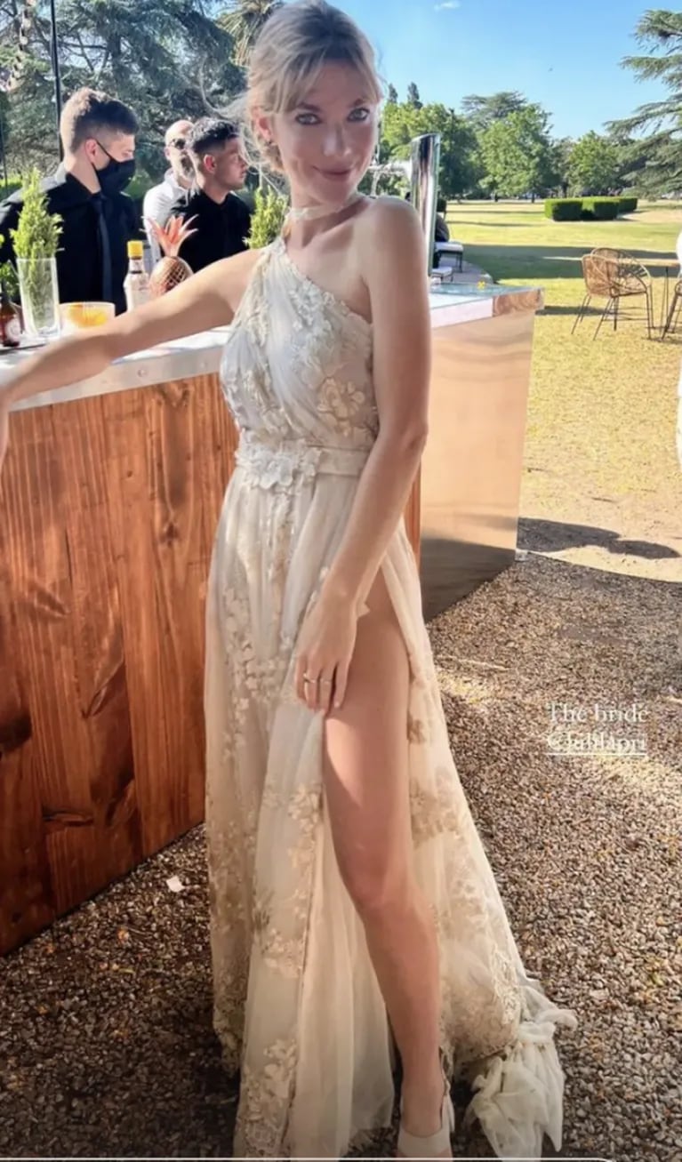 Laura Laprida, la hija actriz de una de las Trillizas de Oro, se casó en una celebración a aire libre