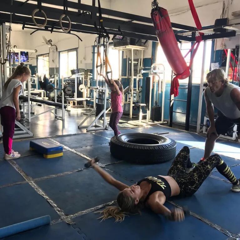 La salida a puro entrenamiento de Cubero con sus hijas y Mica Viciconte: "Mañana productiva, todos al gym"