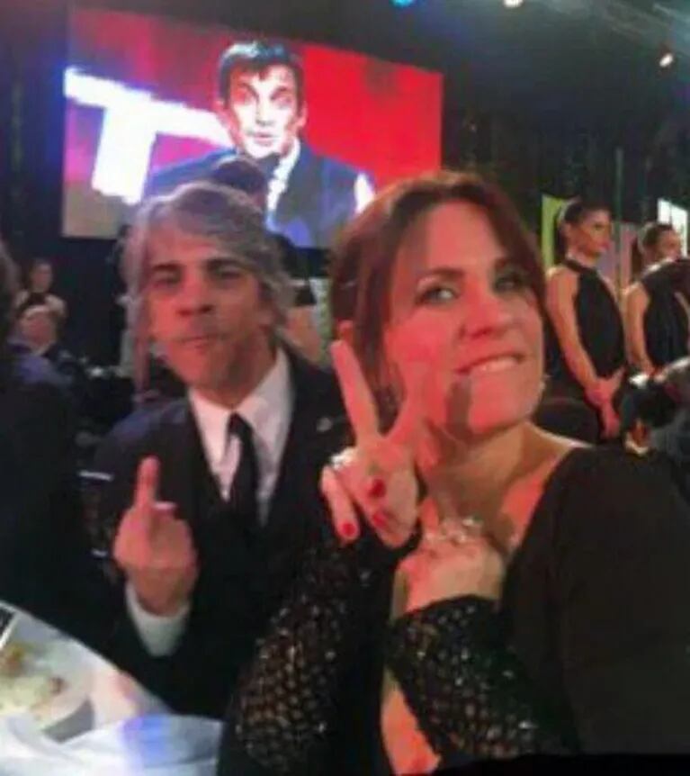 Polémica por una foto de Nancy Dupláa y Pablo Echarri burlándose durante el discurso de Paulo Vilouta