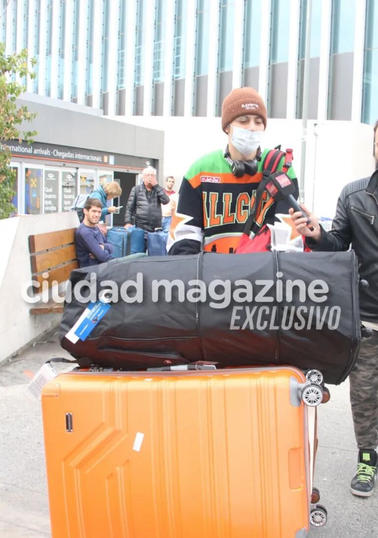 Las fotos de China Suárez y Rusherking volviendo al país tras su viaje a Nueva York: caras serias y muchas valijas