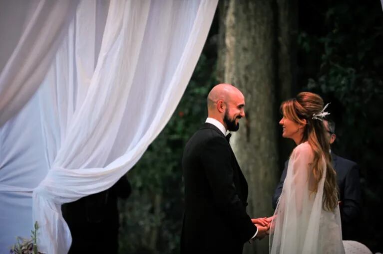 Las fotos de la fiesta de boda súper íntima de Abel Pintos y Mora Calabrese: elegancia y romance al atardecer