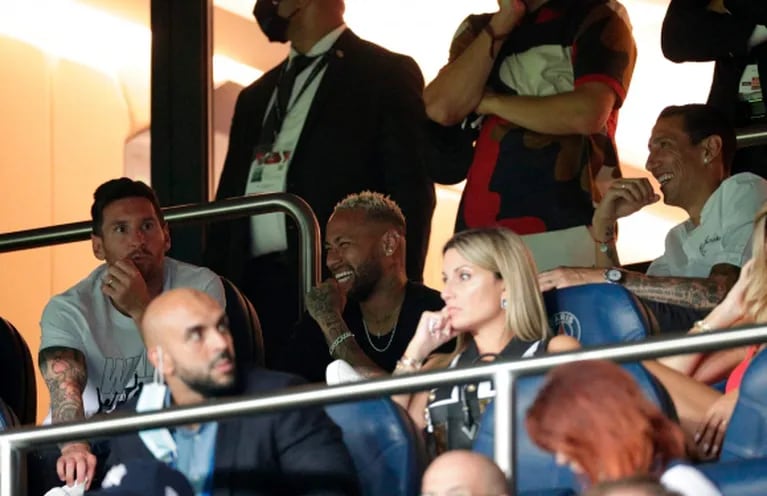 Antonela Roccuzzo y Wanda Nara coincidieron en el mismo estadio durante un partido del PSG, con Lio Messi en la platea