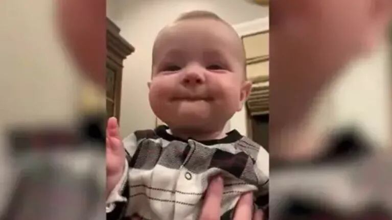 Este bebé dijo su primera palabra y se asustó al ver la reacción de sus familiares