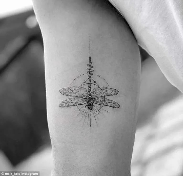 Liam Hemsworth se tatuó una libélula en el brazo   