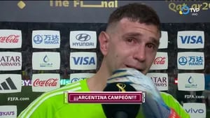 El llanto de Dibu Martínez tras ganar la final del Mundial de Qatar 2022: "Salí de un lugar muy humilde y se lo dedico a mi familia"