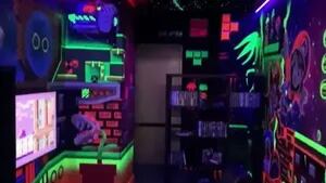 Este artista convirtió su habitación en una sala de videojuegos retro que se ilumina en la oscuridad