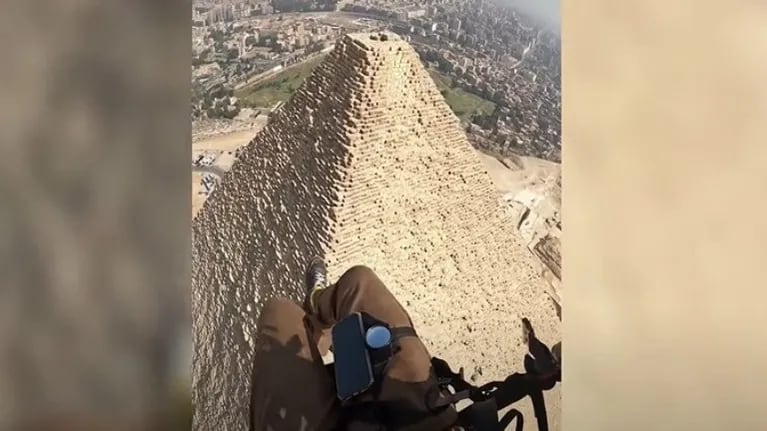 Este atrevido parapentista vio las mundialmente famosas pirámides de Guiza desde una perspectiva única