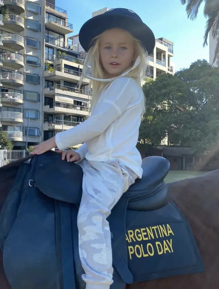 Luciana Salazar compartió dulces fotos de Matilda practicando polo
