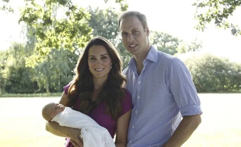 La primera foto oficial del príncipe William, Kate Middleton y el pequeño George (Foto: Web).