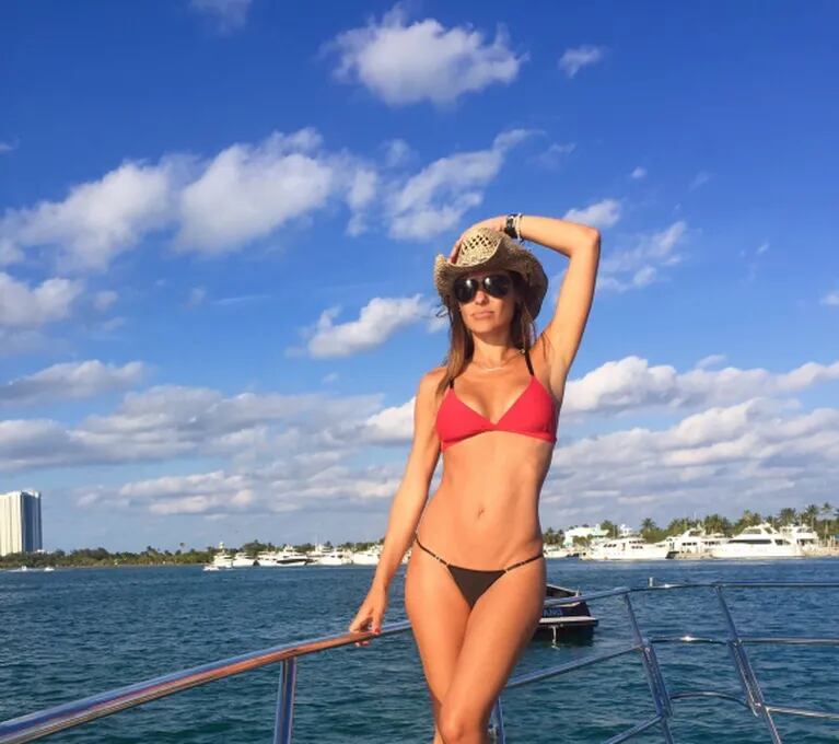 Las fotos de Pampita en bikini a bordo de un lujoso yate en la costa de Miami: mirá su lomazo al sol
