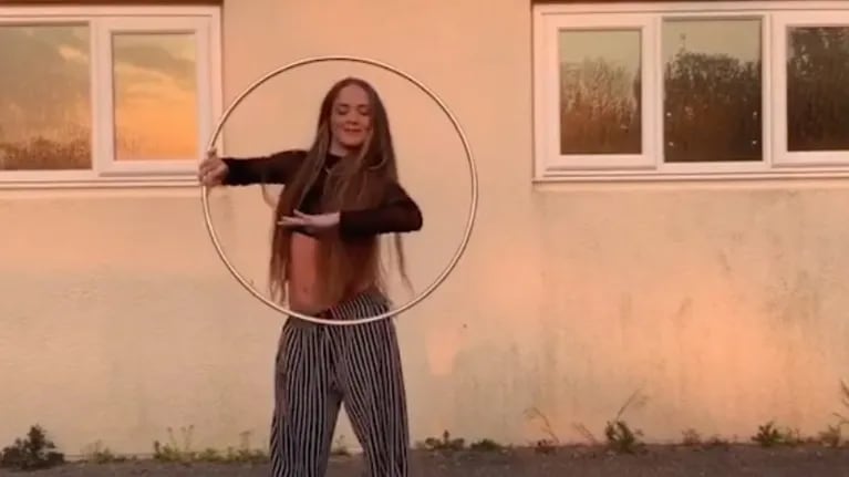 Sky Flow Artist, una artista de circo multidisciplinar, crea hipnóticas coreografías con un aro de gimnasia