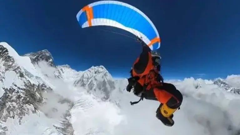 Así fue primer vuelo en parapente sobre el Everest