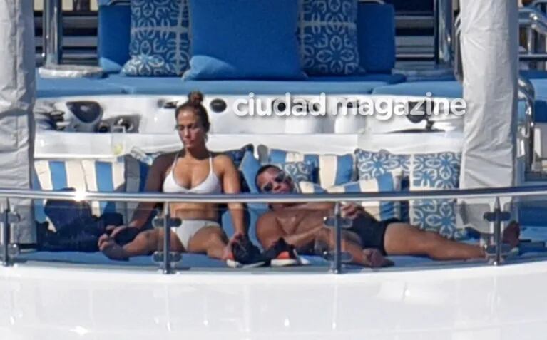 Jennifer Lopez y su novio, Alex Rodríguez, apasionados en Capri: mimos y lomazos en un súper yate