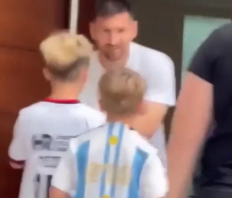 Así reaccionó Antonela Roccuzzo con la mamá de un nene que le pidió un autógrafo a Lionel Messi en su casa