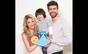 Shakira, Gerard Piqué y el pequeño Milan reciben al nuevo bebé. (Foto: web)