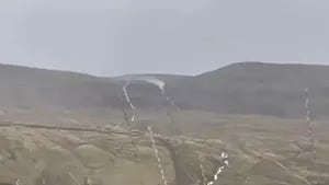 El fuerte viento hizo que el agua de esta cascada fuera a la inversa creando un extraño fenómeno