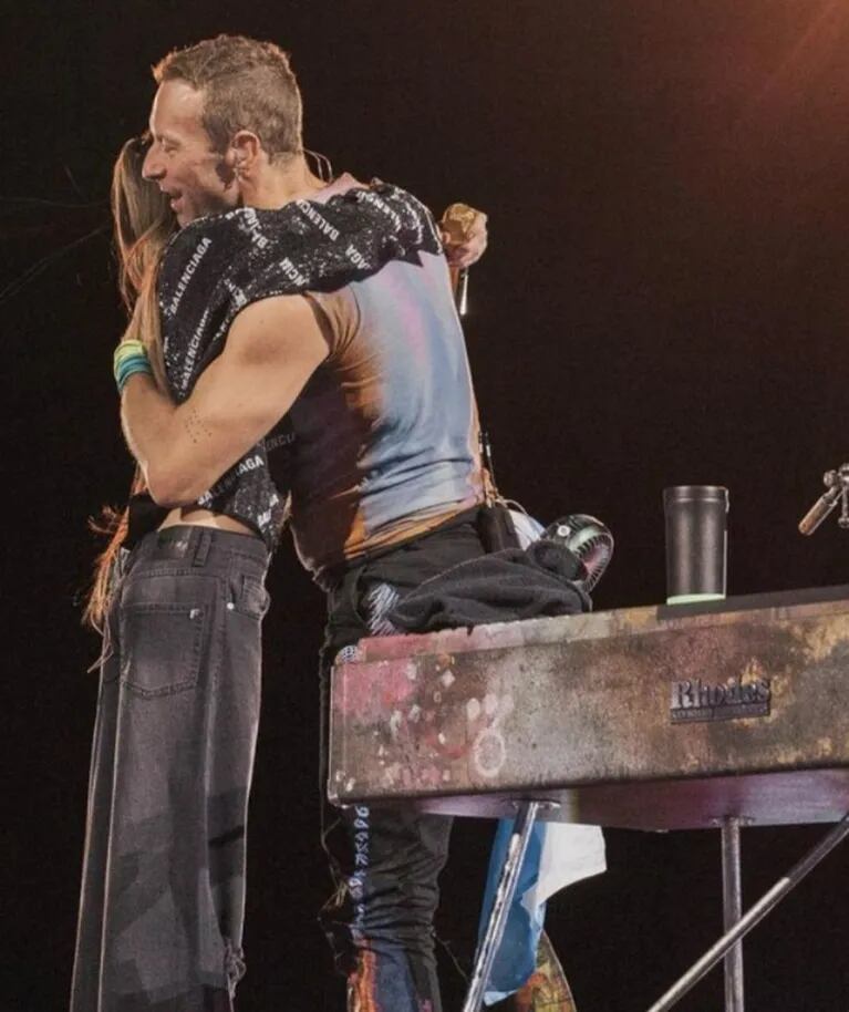 Tini Stoessel mostró el back con Chris Martin de Coldplay en River