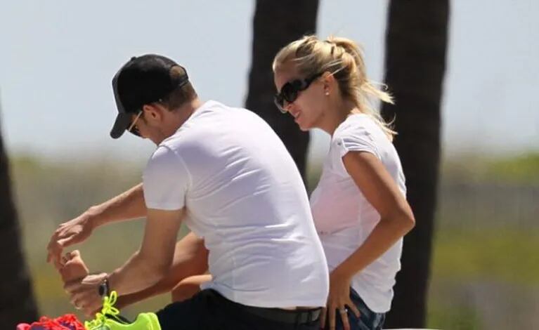 Michael Bublé, cariñoso y pendiente de Luisana Lopilato durante sus vacaciones en Miami. (Foto: dailymail.co.uk)