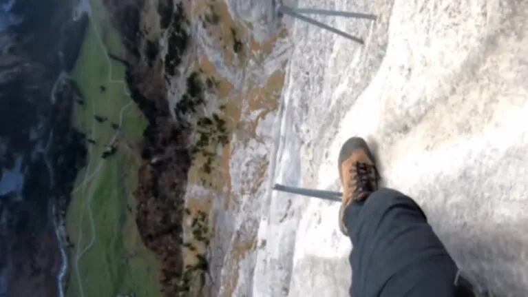 Este hombre se graba atravesando una vía ferrata a 700 metros de altura y el vertiginoso vídeo se hace viral