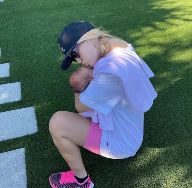 Luisana Lopilato pasó la tarde al aire libre con su beba Cielo: las fotos