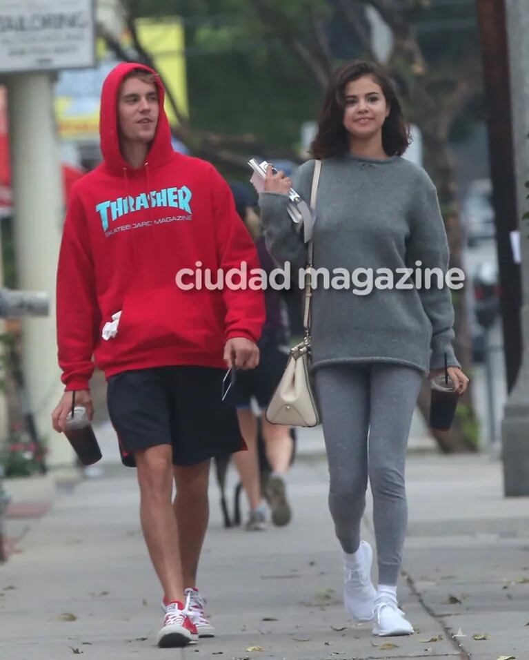 Justin Bieber y Selena Gomez, ¿reconciliación confirmada?: paseo en bicicleta y arrumacos al sol en Los Ángeles 
