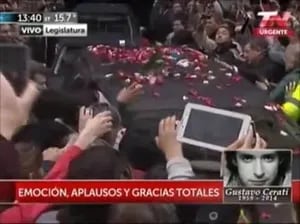 Emotiva y multitudinaria despedida a Gustavo Cerati en su traslado al cementerio de la Chacarita