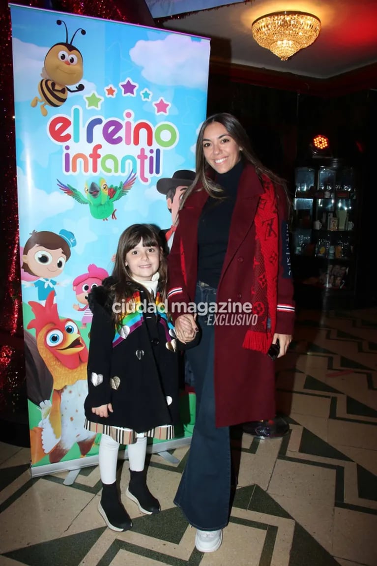 Las fotos de Camila Homs en el teatro: la ex de Rodrigo de Paul llevó a sus hijos a ver un show infantil