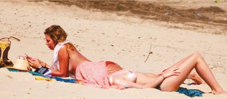 El relajado topless esteño de Dolores Barreiro con su hermana, Bernadita, en las playas de José Ignacio 