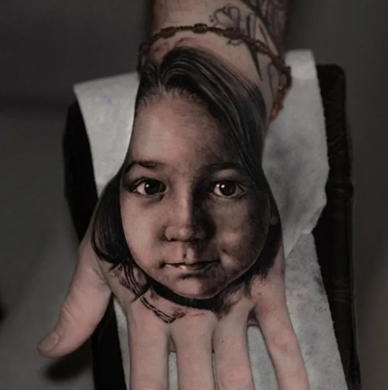 René Pérez se tatuó la cara de su hijo en la mano: "Ahora Milo volará conmigo y cantaremos juntos"